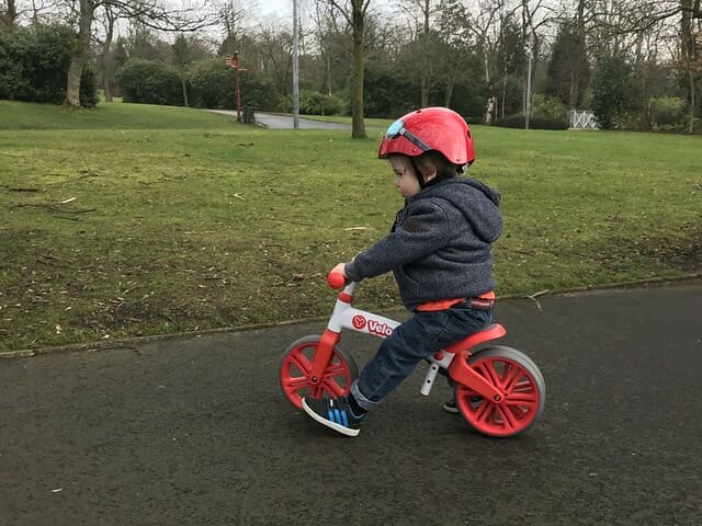 Niño-con-bici-sin-pedales