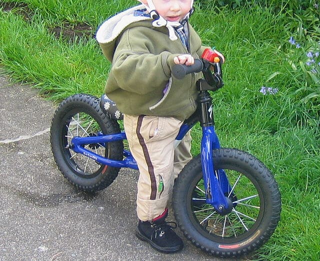 niño-montando-bicicleta